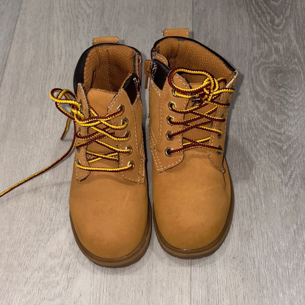 275. Eddie Bauer Kids Brown Boots with Yellow and Red Laces Boys Size 8